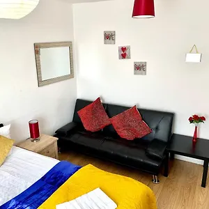 Apartment, Private Bathroom And Parking Apartment Ilford