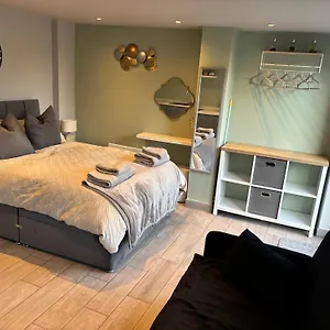 Apartment Studio Apartment, Ferndown